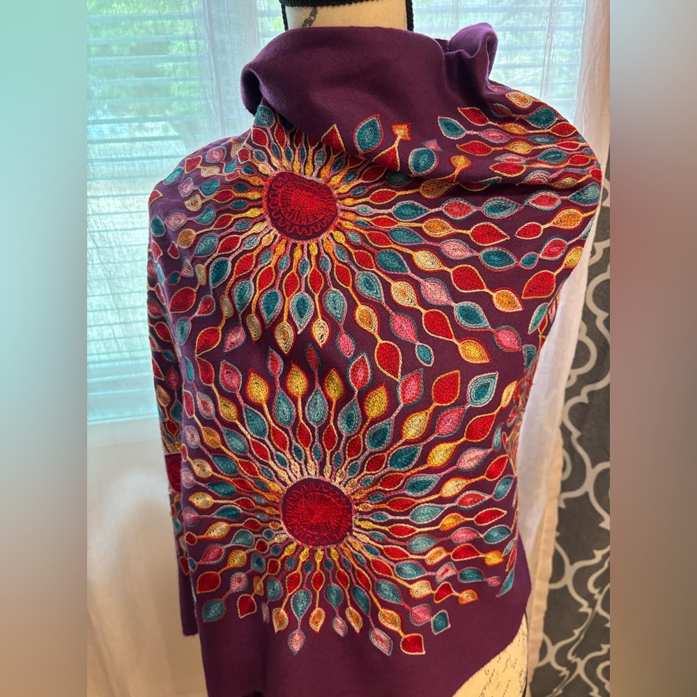 Colorful Embroidered wrap - Picture 4 of 10